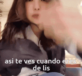 a woman blowing a kiss with the words asi te ves cuando eres de lis