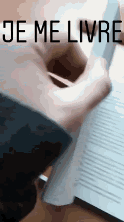 a person is writing on a piece of paper with the words je me livre on it