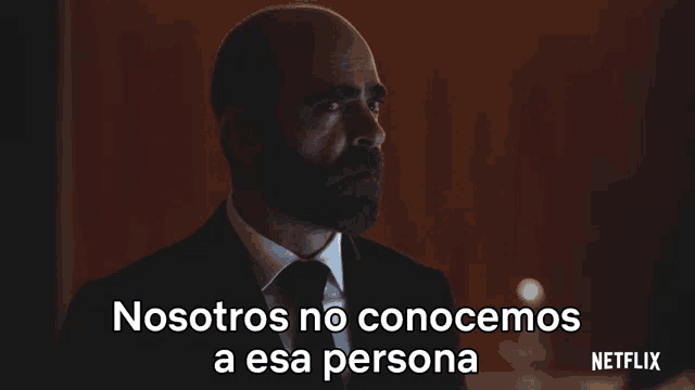 a man in a suit and tie with the words nosotros no conocemos a esa persona