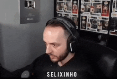 a man wearing headphones with the name selixinho on the bottom right