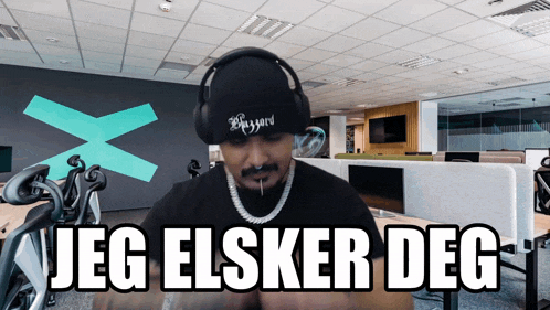 a man wearing headphones and a black beanie says jeg elskar deg