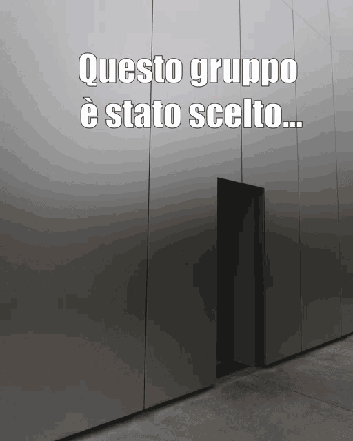 a wall with a door and the words questo gruppo e stato scelto