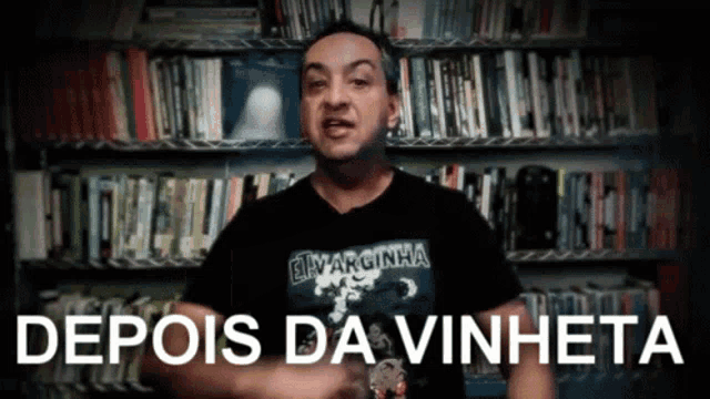 a man wearing a shirt that says depois da vinheta is standing in front of a bookshelf