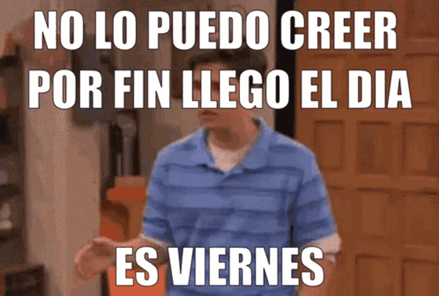 a man in a blue shirt says no lo puedo creer por fin llego el dia es viernes in spanish