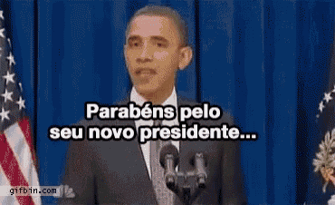 barack obama is giving a speech in a foreign language and says parabéns pelo seu novo presidente