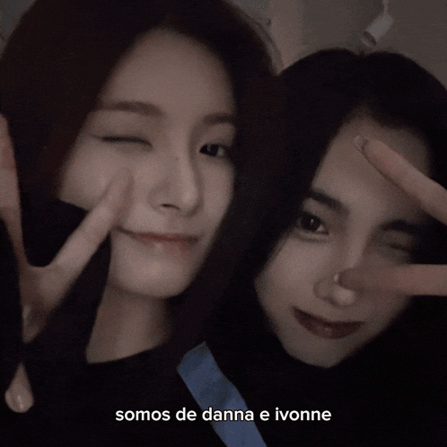 two girls with pink hair are posing for a photo and the caption says somos de danna e ivonne