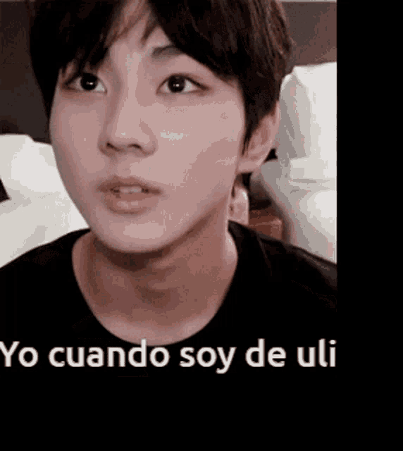 a close up of a young man 's face with the words " cuando soy de uli " below it