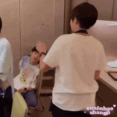 a person wearing a white shirt with the word suxinhao zhangji on it