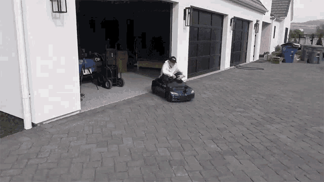 Driving Lincoln And Dan GIF - Driving Lincoln And Dan Whats Inside A Giant Speaker GIFs
