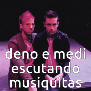 two men are sitting next to each other with the words deno e medi escutando musiquitas on the bottom