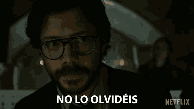 a man with glasses and a beard says no lo olvides in spanish