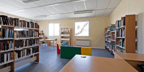 a library with a sign that says ' eee ' on the wall