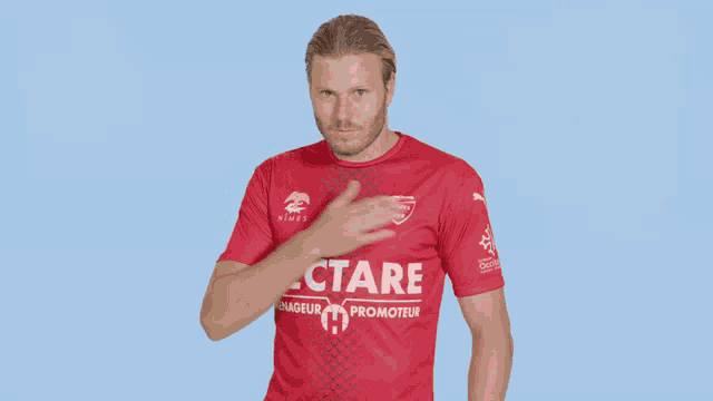 a man in a red shirt that says hectare on it