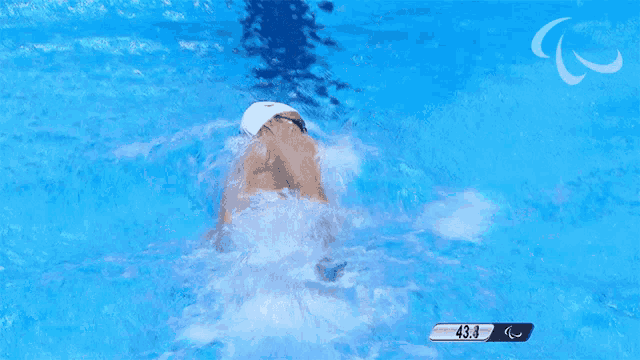 a person is swimming in a pool with the number 45.4 on the bottom