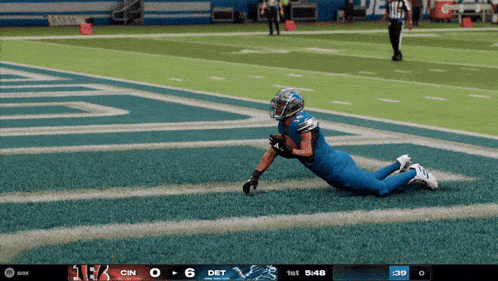 a football game is being played between the detroit lions and the cincinnati bengals
