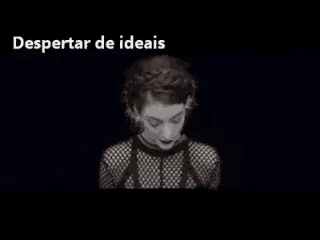 a black and white photo of a woman with the words despertar de ideas below her