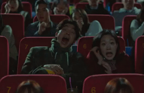 공유 김고은 깜짝이야 무서워 놀람 경악 으악 영화관 도깨비 GIF - Gong Yoo Kim Goeun Scared GIFs