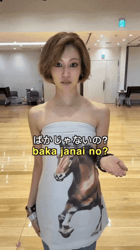 a woman is wearing a shirt with a horse on it and says baka janai no