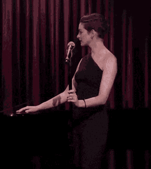 Anne Hathaway Dancing GIF - Anne Hathaway Dancing Smiling GIFs