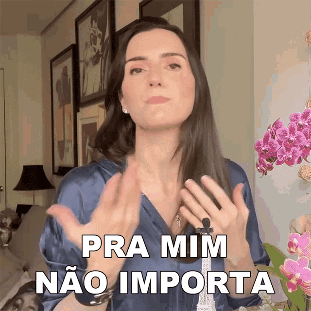 a woman says pra mim nao importa in a room with flowers