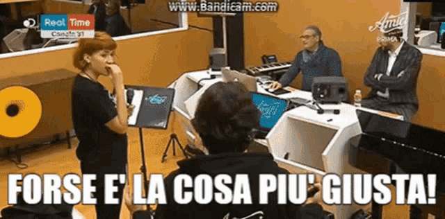 a group of people in a room with the words forse e ' la cosa piu giusta