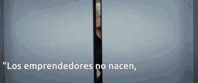 a man peeking out from behind a door with the words los emprendedores no nacen