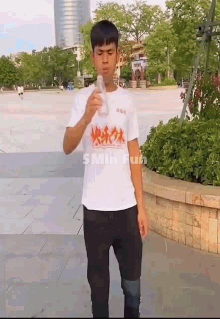 a man wearing a white shirt that says 5min fun