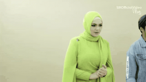 Siti Nurhaliza Green Dress GIF - Siti Nurhaliza Green Dress Stare GIFs