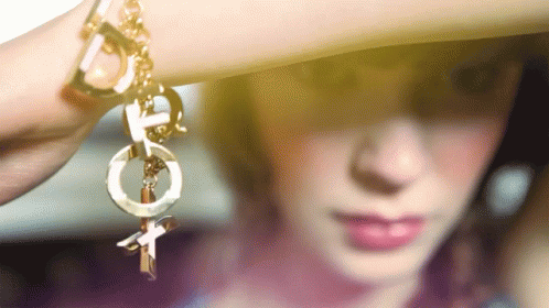 Lady Bracelet GIF - Lady Bracelet Gold GIFs