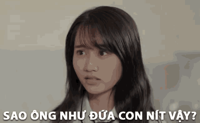 a girl is making a funny face with sao ong như dua con nit vay written above her