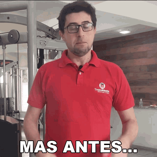 a man wearing glasses and a red shirt that says treino mestre