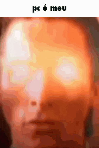 a blurred image of a man 's face with the words " pc e meu " below it