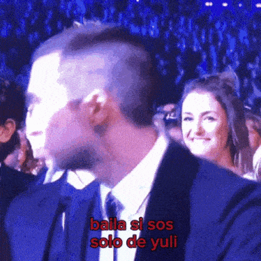 a man in a suit and tie says baila si sos solo de yulli