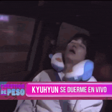 a person sleeping in a car with a sign that says k yuhyun se duerme en vivo on it