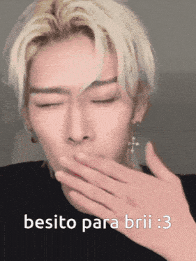 a man with blonde hair is blowing a kiss with the words besito para bril : 3 below him