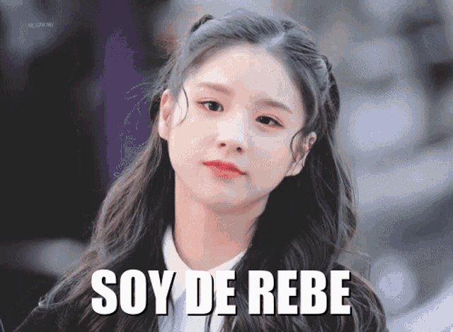 a picture of a girl with the words soy de rebe on it