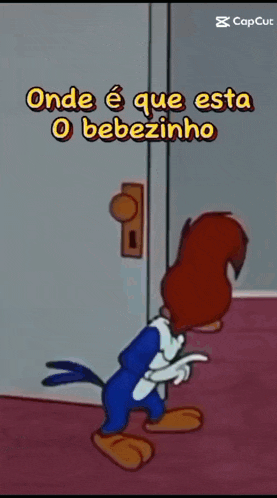 woody woodpecker standing in front of a door that says " onde e que esta o bebezinho " on it
