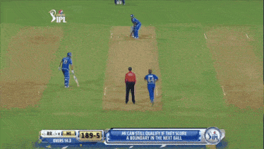 a cricket game is being played on a screen that says pepsi ipl