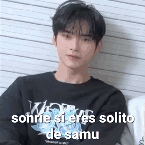 a man wearing a black shirt with the words sonrie si eres solito de samu written on it
