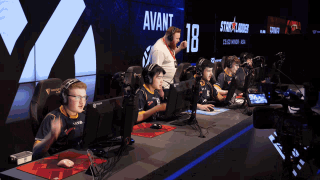 a group of people are sitting in front of a screen that says avant