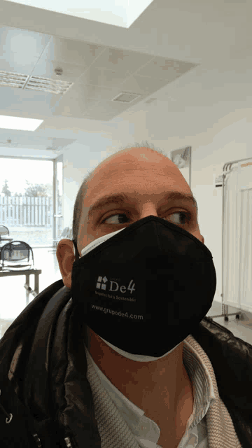 a man wearing a black face mask that says de4 on it