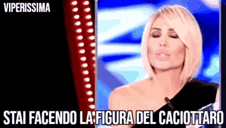 a picture of a woman with the words " stai facendo la figura del caciottaro " on the bottom