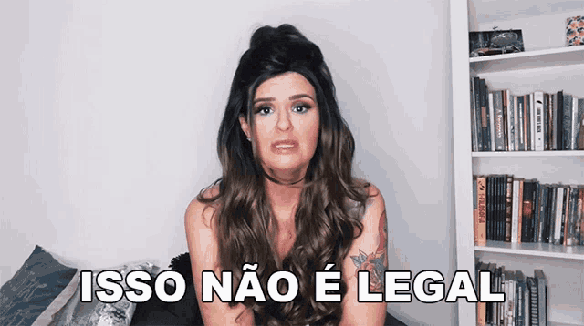 a woman says isso não e legal in front of a bookshelf filled with books