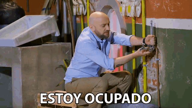 a man kneeling down with the words estoy ocupado written above him