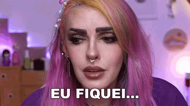 a woman with pink hair is saying eu fiquei ...