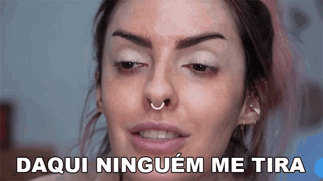 a woman with a nose ring and the words daqui ninguem me tira below her