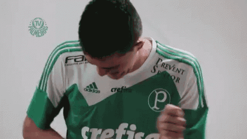 a man wearing a green and white shirt with the word crefisa on it