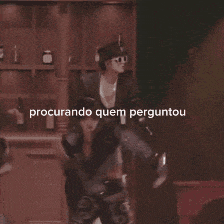 a group of people are dancing in front of a bar and the words procurando quem perguntou are above them