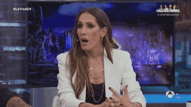 a woman in a white jacket is on a television show called inocente