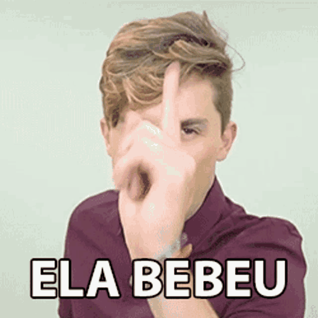 a man in a maroon shirt is covering his face with his finger and the words ela bebeu below him
